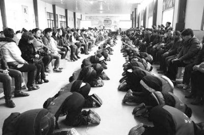 學生們在老師的指導(dǎo)下，一起給父母下跪謝恩。微博截圖