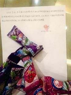 為表謝意，他特意買來20根棒棒糖送給民警。