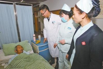 老人病治好了，可他卻一直躺在醫(yī)院的病床上。