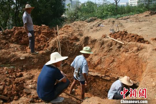 巖橋村廟山地區(qū)考古現(xiàn)場?！⊥]文管辦　攝