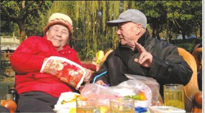結(jié)婚60年，梁玉芹婆婆和王再功爺爺恩愛(ài)如初。