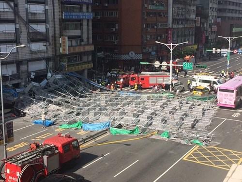 臺北市寧波東街和羅斯福路交叉口23日有腳手架倒塌，占據(jù)車道。臺灣“中央社”