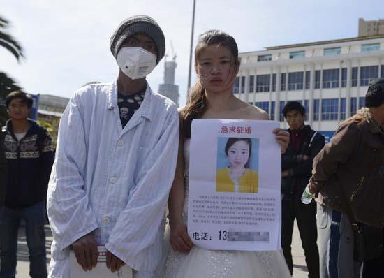 昆明火車站廣場上，24歲的黃習(xí)菊身穿潔白的婚紗，帶著身患白血病的弟弟征婚。