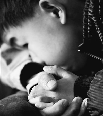 10歲小兒子緊緊握著哥哥的手。資料圖片
