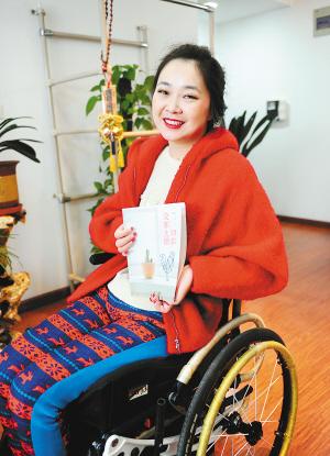 昨天下午，記者在鳳城八路的一個(gè)小區(qū)里，見到了輪椅上的28歲女孩兒劉燚。2009年夏天，因?yàn)橐粓鲕嚨?，她高位截癱，醫(yī)生宣布她“從此再也沒有生活質(zhì)量”，可就是這個(gè)輪椅上的西安女孩，在2012年，和父母一起完成了一趟28個(gè)國家的旅行，而靠著僅有的能動(dòng)的一個(gè)小拇指，她用一年多的時(shí)間，在電腦上敲出了這次旅行的游記，并集結(jié)成書，取名《一切都沒那么糟》。