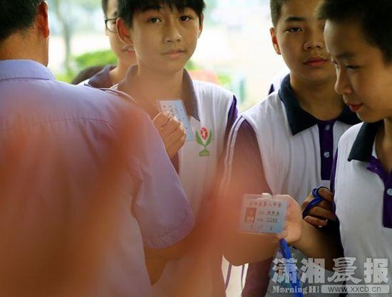 5月26日，岳陽(yáng)縣第八中學(xué)，學(xué)生出校門時(shí)出示通行證
