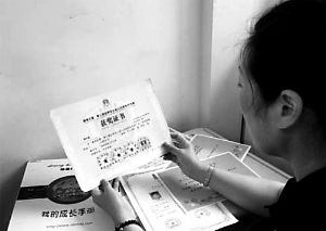 思念小寶的時候，李女士就一遍遍整理孩子留在家里的物品。