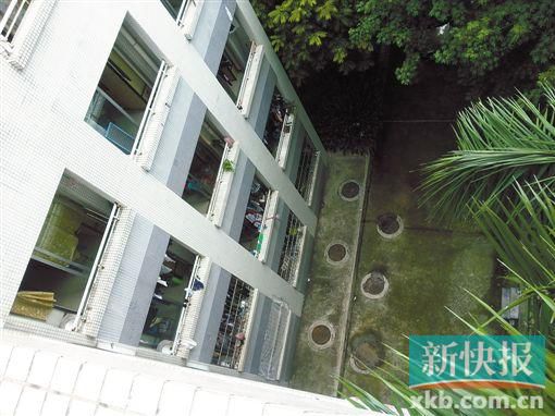 據(jù)目擊者稱,當(dāng)時(shí)墜樓者躺在右排中、下兩個(gè)井蓋中間附近。