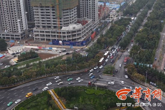 近日，不少通過(guò)陳楊寨轉(zhuǎn)盤的司機(jī)發(fā)現(xiàn)，4個(gè)方向的路口共新設(shè)了8個(gè)紅綠燈。