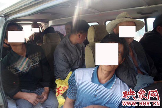 一輛8座的面包車竟然擠進(jìn)17個(gè)人。
