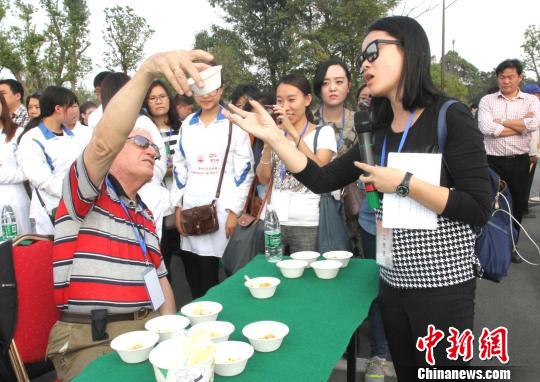 圖為外國友人品嘗揚州炒飯。