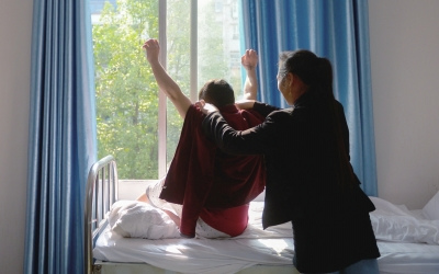 出院前，窗外透進(jìn)一道陽光，打在他的身上。