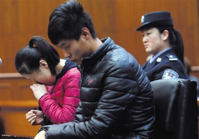 昨日，因殺死自己的親生兒子，被告人王某受審，其男友喬某則因涉嫌幫助毀滅證據(jù)罪受審。