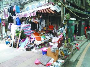 工作人員清理前，阿姨家周圍垃圾如山。