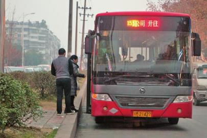 1月6日下午，資陽一輛15路公交車?？吭诋?dāng)時事發(fā)車站。