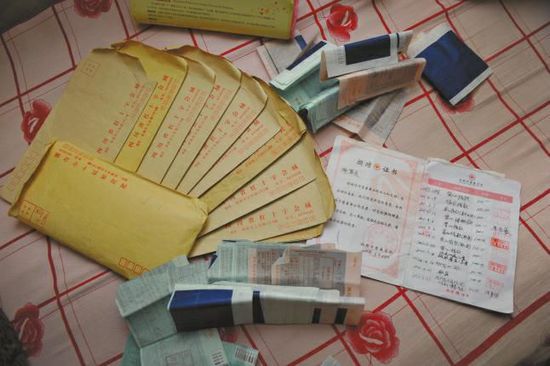 廖弟友捐款后保存的部分收據(jù)。