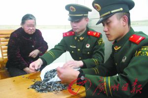 手機(jī)內(nèi)存卡因體積小、價(jià)值高，成為水客走私的“新寵”。圖為邊防官兵正在清點(diǎn)走私物品。
