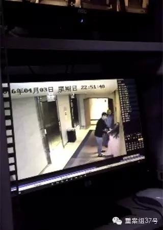 一女子在酒店被陌生男子拖拽。    視頻截圖