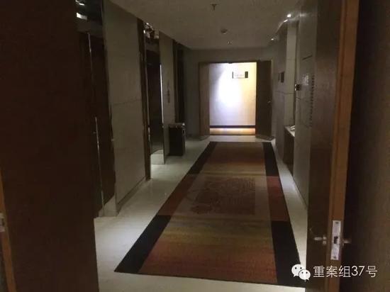 事發(fā)電梯口。    新京報記者 林斐然 攝