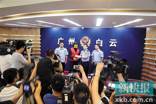 因舉報涉毒案件線索而獲獎的“快遞小哥”戴著面具領(lǐng)取獎金。