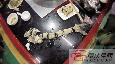 拼出魚骨，推斷魚沒(méi)有3斤8兩。 本報(bào)記者 平索茜 攝