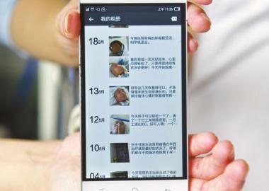 楊曉華的上百條朋友圈記錄了她陪伴男友抗病的歷程。
