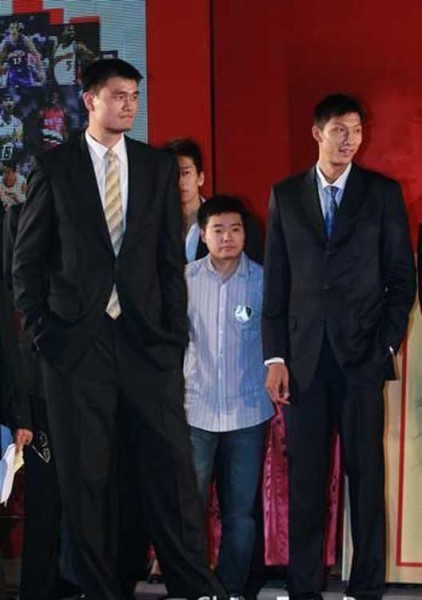鄧超夫婦以及于嘉、林書豪，放在人群里都是不錯的身高，顯然，他們選錯了參照物。