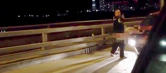 許多人拍攝到這對(duì)夫婦在引擎罩上“表達(dá)愛意”的方式，而男子甚至轉(zhuǎn)過頭來看鏡頭。（視頻截圖）