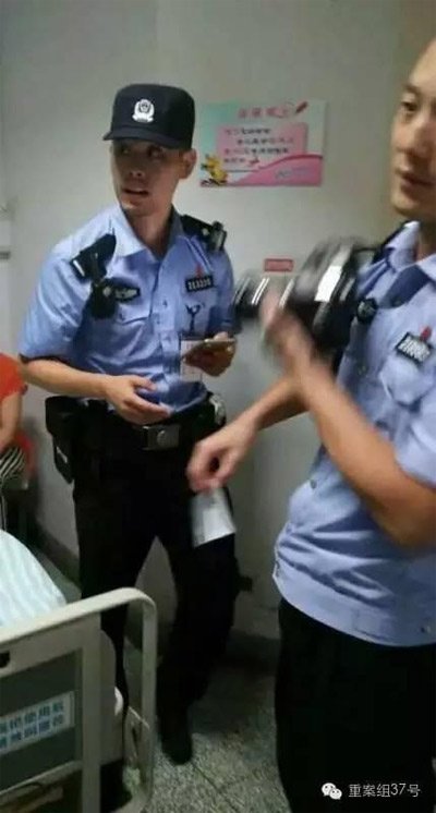 民警到醫(yī)院對秦女士體內(nèi)子彈取證調(diào)查。 受訪者供圖