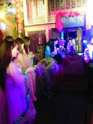 西津渡景區(qū)內的一家酒吧掛起“怡紅院”招牌 網(wǎng)友供圖