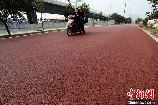 鄭州鋪設(shè)“紅地毯車(chē)道”色彩鮮明利于區(qū)分