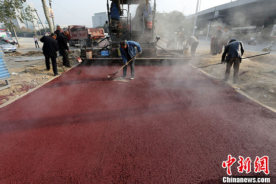 鄭州鋪設(shè)“紅地毯車(chē)道”色彩鮮明利于區(qū)分