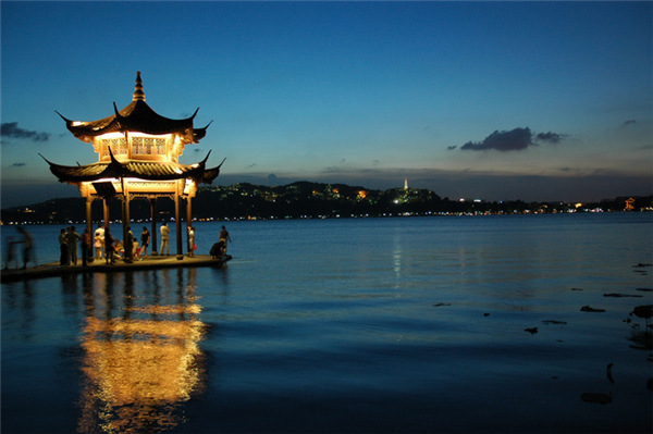 不要溫和地走進(jìn)那個良夜 因為夜太美！