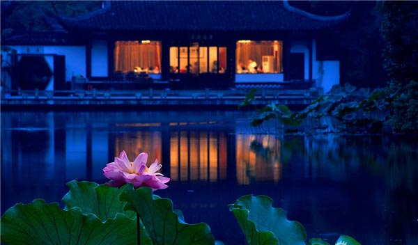 不要溫和地走進(jìn)那個良夜 因為夜太美！