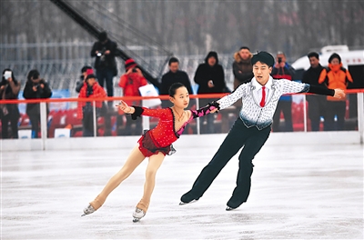 12月18日,五棵松冰世界體育樂園正式開門迎客,圖為花樣滑冰運(yùn)動(dòng)員進(jìn)行表演。
