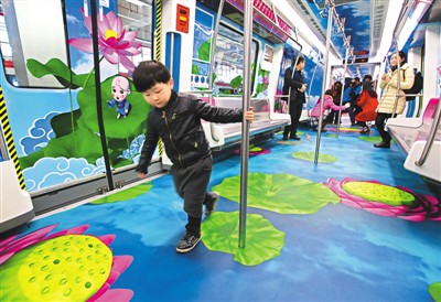 圖為試乘乘客流連忘返。