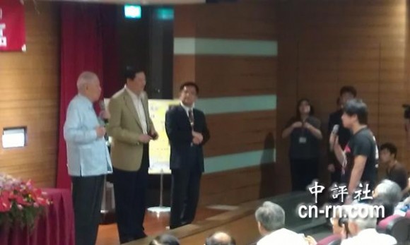 　大陸交換學(xué)生針對(duì)演講內(nèi)容，頻頻問(wèn)李登輝，雙方一來(lái)一往。(中評(píng)社黃文杰攝)