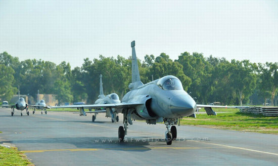 資料圖：巴基斯坦空軍JF-17戰(zhàn)機(jī)編隊出動