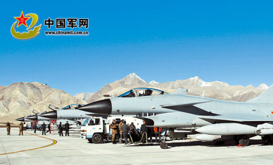 后勤官兵進(jìn)駐雪域高原機(jī)場提供后勤支撐。解放軍報(bào)特約記者 劉應(yīng)華攝