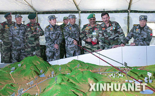 資料圖：2007年12月23日，中印陸軍聯(lián)合軍演中印參訓(xùn)指導(dǎo)組成員在進(jìn)行訓(xùn)練磋商