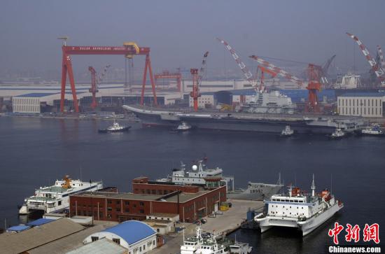 8月30日9時30分許，中國航母平臺在經(jīng)過第十次海試后，平穩(wěn)地?？吭谶|寧大連港碼頭。
