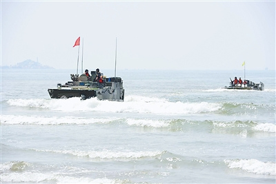 兩棲裝甲戰(zhàn)車(chē)搶灘登陸。兩棲裝甲戰(zhàn)車(chē)搶灘登陸