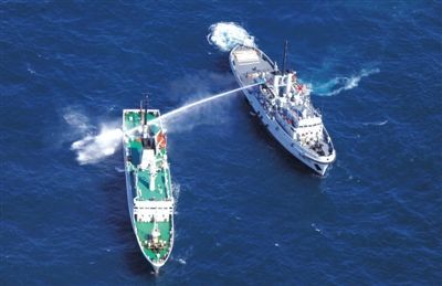 昨日，東海某海域，東海艦隊(duì)拖船使用高壓水炮為地方執(zhí)法船滅火