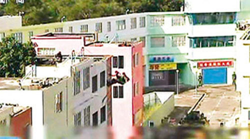 解放軍駐港部隊(duì)從屋頂游繩攻入建筑物。圖片來(lái)源：香港《文匯報(bào)》