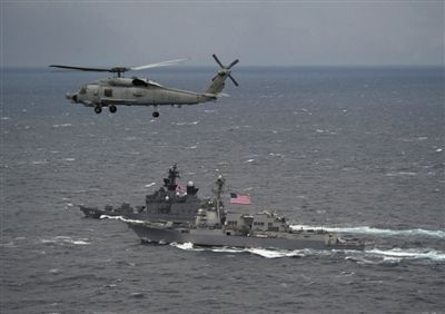 2011年1月10日，美國(guó)海軍驅(qū)逐艦與日本海上自衛(wèi)隊(duì)“鞍馬”號(hào)驅(qū)逐艦在日本長(zhǎng)崎縣附近海域舉行聯(lián)合海上演習(xí)。資料圖片