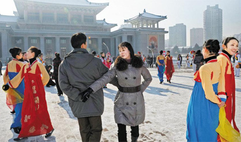 12月12日，朝鮮成功發(fā)射火箭后，平壤市民跳舞慶祝（資料圖）