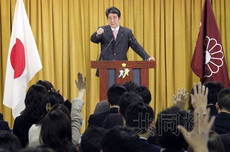 12月17日，日本自民黨總裁安倍晉三17日在黨總部會(huì)見(jiàn)記者，表示考慮與日本維新會(huì)和眾人之黨攜手修改憲法。