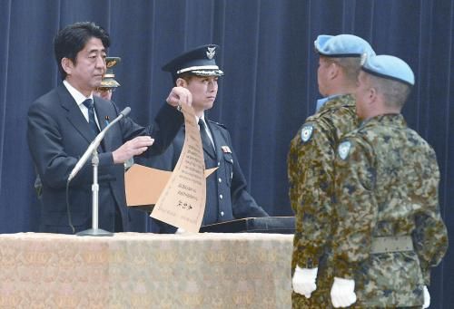 20日，日本首相安倍晉三向回國(guó)的戈蘭高地維和自衛(wèi)隊(duì)遞交政府獎(jiǎng)狀。安倍在儀式上稱，近年“日本周邊的安全保障環(huán)境更加嚴(yán)峻”，為此將修改《防衛(wèi)計(jì)劃大綱》，進(jìn)一步加強(qiáng)日美同盟。