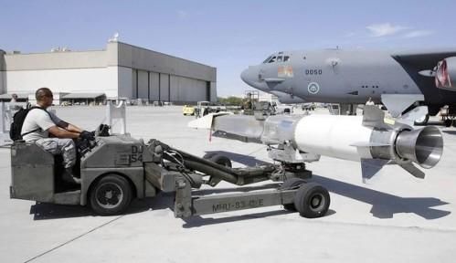 資料圖：美軍嘗試將“X-51 Wave Rider”飛行器掛在一架“B-52”轟炸機下，發(fā)射升空。