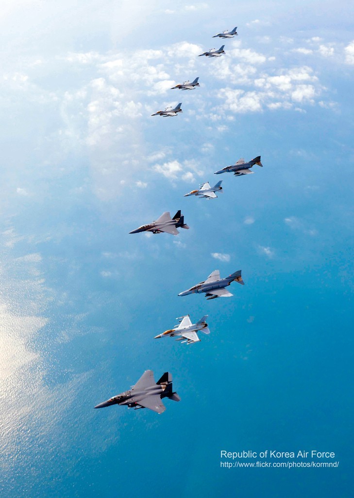 圖為韓空軍KF-16戰(zhàn)機(jī)、F-4戰(zhàn)機(jī)、F-15K兩代三型戰(zhàn)機(jī)編隊升空練作戰(zhàn)。